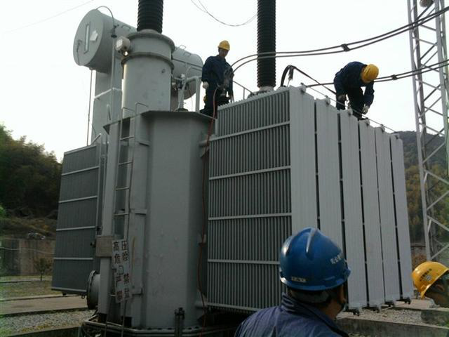 作業(yè)人員安全保護(hù)繩系在安全水平保護(hù)繩上，確保在變壓器本體上移動(dòng)始終不會(huì)失去保護(hù)。